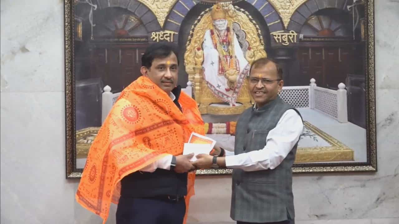 जागतिक स्तरावर प्रसिद्ध असलेल्या शिर्डीच्या श्री साईबाबांच्या दरबारात दररोज हजारो भक्त नतमस्तक होतात. सामान्यांपासून ते बड्या उद्योजकांपर्यंत सर्वांचीच साईचरणी अढळ श्रद्धा आहे. याच श्रद्धेतून टाटा मोटर्सच्या पुणे रिजनमधील अधिकृत डिलर्सनी एक कौतुकास्पद पाऊल उचलले आहे.