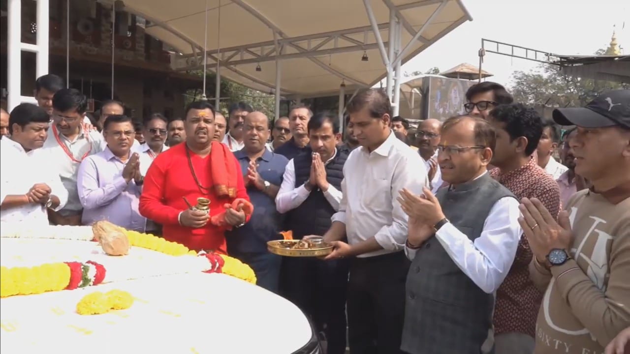 वाहन उद्योग क्षेत्रातील नामांकित कंपन्या आपले नवीन मॉडेल लाँच करताना त्याला यश मिळावे, या हेतूने पहिले वाहन देवाच्या चरणी अर्पण करण्याची परंपरा पाळतात. टाटा मोटर्सच्या पुणे विभागातील सर्व डिलर्सनी एकत्र येत २५ लाख ७० हजार रुपये किंमतीची ही अत्याधुनिक टाटा सिएरा कार संस्थानला प्रदान केली.