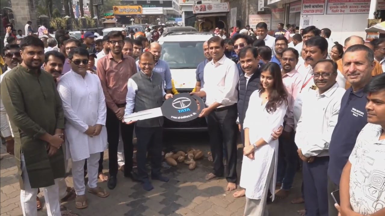 यावेळी बोलताना गाडीलकर म्हणाले की, टाटा मोटर्सने नेहमीच सामाजिक बांधिलकी जपली आहे. ही नवीन कार संस्थानच्या दैनंदिन प्रशासकीय कामकाजासाठी, पाहुण्यांच्या सुविधेसाठी आणि सेवाभावी प्रकल्पांच्या अंमलबजावणीसाठी अत्यंत उपयुक्त ठरेल. तर टाटा मोटर्सच्या प्रतिनिधींनी साईबाबांच्या आशीर्वादाने आमच्या नवीन प्रवासाची सुरुवात व्हावी, या हेतूने आम्ही हे वाहन अर्पण केले आहे, अशा भावना व्यक्त केल्या.