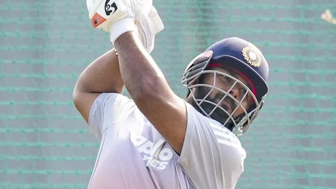 टीम इंडिया विरुद्ध न्यूझीलंड यांच्यात 21 जानेवारीपासून टी 20i मालिका खेळवण्यात येणार आहे. त्याआधी भारताचा न्यूझीलंडने एकदिवसीय मालिकेत पराभव केला.ऋषभ पंत याला या एकदिवसीय मालिकेआधी दुखापत झाली होती. पंतला झालेली दुखापत गंभीर असल्याचं समोर आलं आहे. त्यामुळे पंतला कमबॅकसाठी आणखी वेळ लागणार असल्याचं म्हटलं जात आहे. (Photo Credit : PTI)
