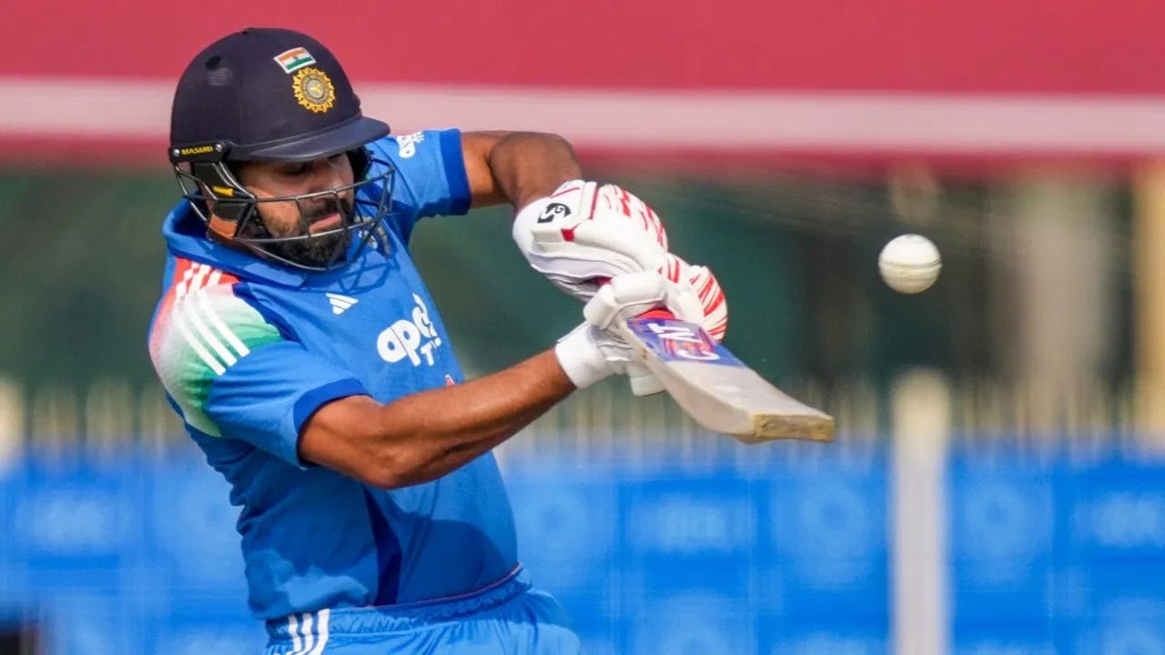 रोहितने कसोटी कारकीर्दीतील 67 सामन्यांमध्ये 88 षटकार लगावले आहेत. तसेच हिटमॅनने 159 टी 20i सामन्यांमध्ये 205 षटकार खेचले आहेत. तसेच रोहितच्या नावावर एकदिवसीय क्रिकेटमध्ये 357 षटकारांची नोंद आहे.  (Photo Credit : PTI)