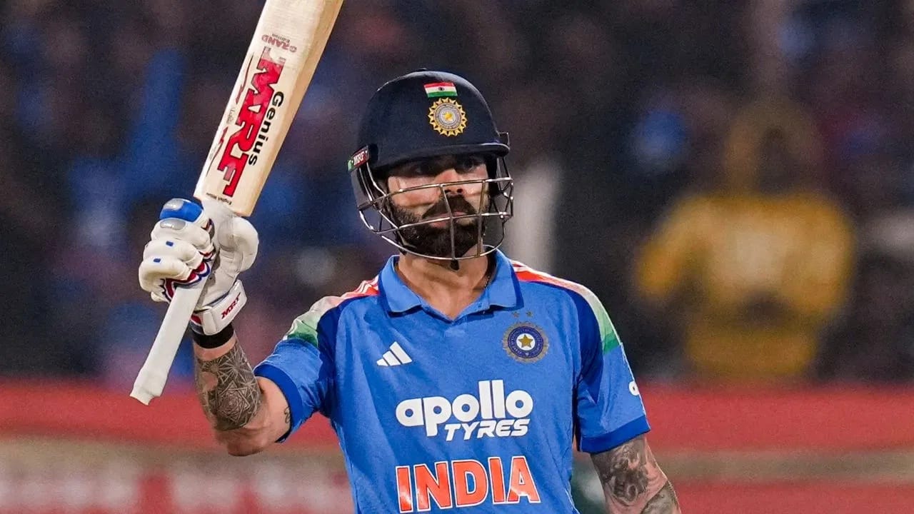 विराटच्या नावावर एकदिवसीय क्रिकेटमध्ये सर्वाधिक शतकांचा विक्रम आहे. तसेच विराटने  न्यूझीलंड विरुद्ध पहिल्या एकदिवसीय सामन्यात 93 धावा केल्या. विराटने यासह आंतरराष्ट्रीय क्रिकेटमध्ये वेगवान 28 हजार धावांचा टप्पा गाठला. विराट यासह आंतरराष्ट्रीय आणि आयपीएलमधील मिळून सर्वाधिक धावा करणारा फलंदाज ठरला.  (Photo Credit: PTI)