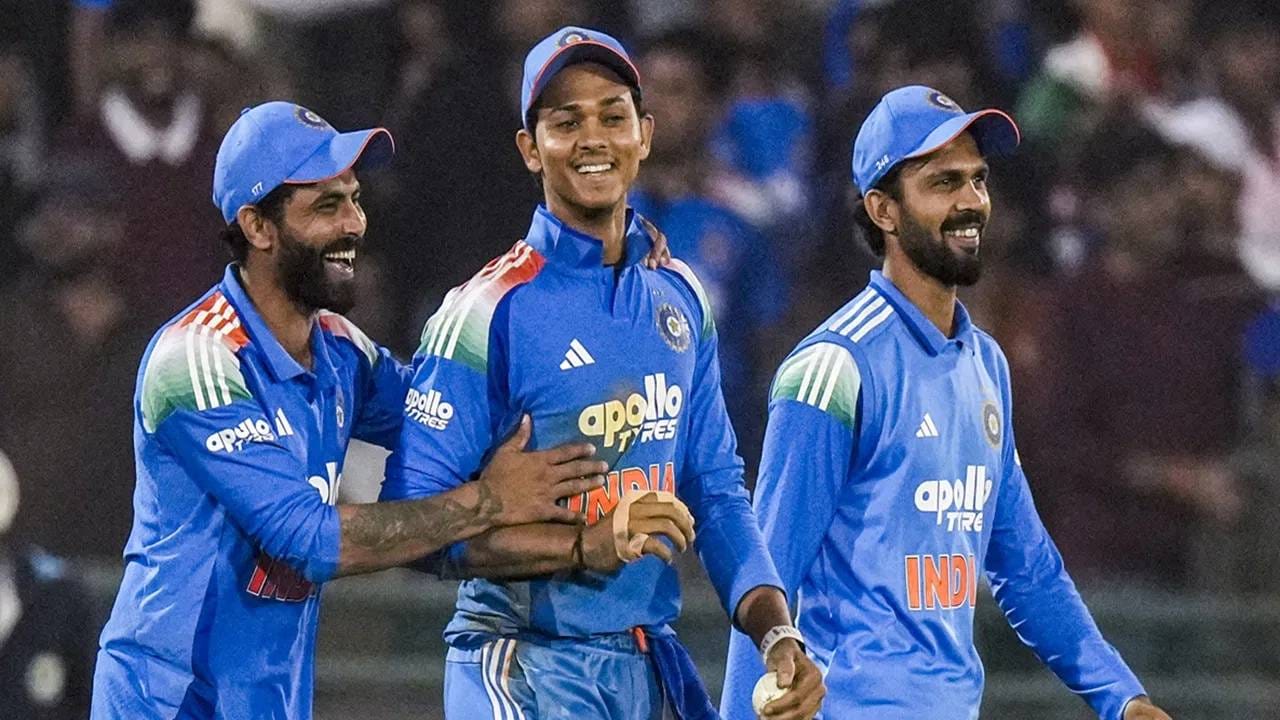 न्यूझीलंडविरुद्ध 11 जानेवारीपासून तीन सामन्यांची वनडे  मालिका सुरु होणार आहे. या मालिकेसाठी संघात कोणाला स्थान मिळणार आणि कोण आऊट होणार याची उत्सुकता आहे. या संघात स्थान मिळवण्यासाठी दिग्गज खेळाडू रेसमध्ये आहेत. ऋषभ पंत, श्रेयस अय्यर आणि मोहम्मद शमी यांची नावं आहेत. निवडीपूर्वी आकाश चोप्राने आपला संघ निवडला आहे. (फोटो-पीटीआय)