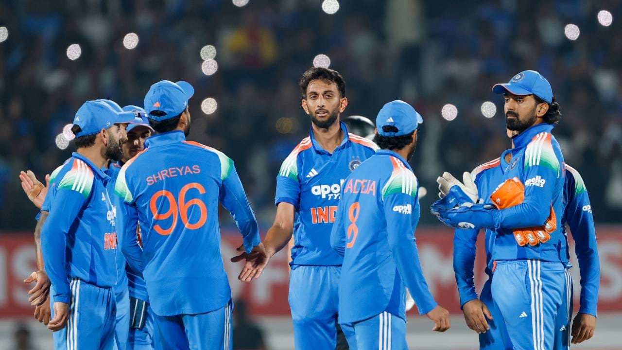 मालिकेची सुरुवात भारताने विजयाने केली होती. पहिल्या सामन्यात भारताने न्यूझीलंडला पराभूत केलं होतं. पण त्यानंतरच्या दोन सामन्यात पराभवाचं तोंड पाहावं लागलं. विश्वासाच्या खेळाडूंनी केलेल्या सुमार कामगिरीचा फटका टीम इंडियाला बसला. त्यामुळे तीन खेळाडूंचा वनडे संघातील मार्ग बंद होण्याचा स्थिती आहे. (Photo- BCCI Twitter)