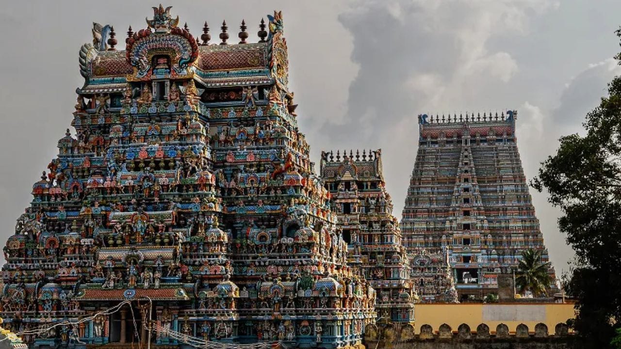 द्रविडी स्थापत्यशैली: येथील मंदिरे त्यांच्या वैशिष्ट्यपूर्ण 'द्रविडी' शैलीसाठी जगप्रसिद्ध आहेत. उंच गोपुरे, विस्तीर्ण प्रांगण आणि दगडी कोरीव काम ही या मंदिरांची मुख्य वैशिष्ट्ये आहेत.