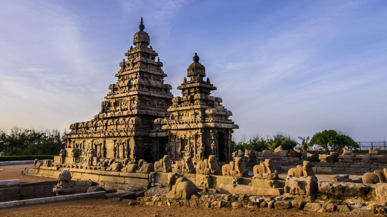 ऐतिहासिक वारसा: येथील बहुतांश मोठी मंदिरे चोल, पल्लव आणि पांड्य यांसारख्या महान राजघराण्यांनी बांधली आहेत. ही मंदिरे केवळ प्रार्थनास्थळे नसून ती कलेची आणि संस्कृतीची मोठी केंद्रे आहेत.