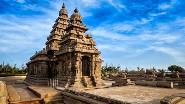मंदिरांची अवाढव्य संख्या: भारतात सर्वाधिक मंदिरे असणारे राज्य तमिळनाडू हे आहे. तमिळनाडूमध्ये लहान-मोठी मिळून सुमारे 38000 पेक्षा जास्त मंदिरे आहेत. या राज्याला 'मंदिरांची भूमी' म्हटले जाते.
