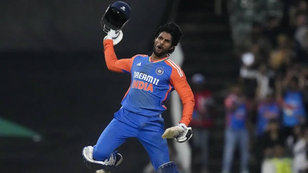 विजय हजारे ट्रॉफीत दुखापत जाणवल्याने तिलक वर्मावर तातडीची शस्त्रक्रिया करण्यात आली आहे. रिपोर्टनुसार त्याला बरे होण्यासाठी तीन ते चार आठवडे लागू शकतात. जर असे झाले तर 21 जानेवारीपासून सुरू होणाऱ्या न्यूझीलंडविरुद्धच्या टी20 मालिकेत खेळणे त्याच्यासाठी कठीण होईल. (Photo- PTI)