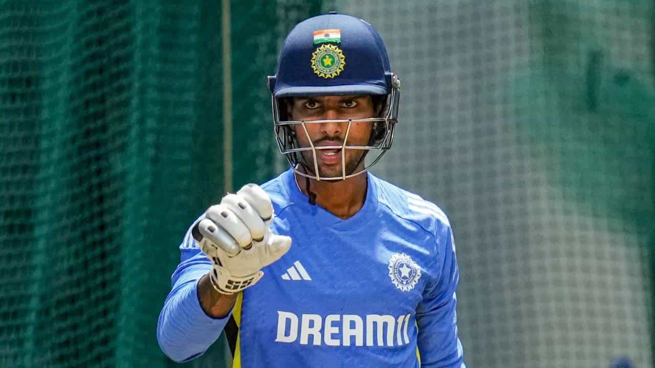 टी20 वर्ल्डकप स्पर्धेसाठी भारताच्या 15 सदस्यीय संघाची घोषणा करण्यात आली आहे. पण संघात समाविष्ट असलेला टीम इंडियाचा डावखुरा फलंदाज तिलक वर्मा दुखापतग्रस्त झाला आहे. या दुखापतीमुळे न्यूझीलंडविरुद्धच्या आगामी टी20 मालिकेत खेळण्याची शक्यता कमी आहे. तसेच टी20 वर्ल्डकप स्पर्धेत खेळेल की नाही हे देखील सांगता येत नाही. (Photo- PTI)