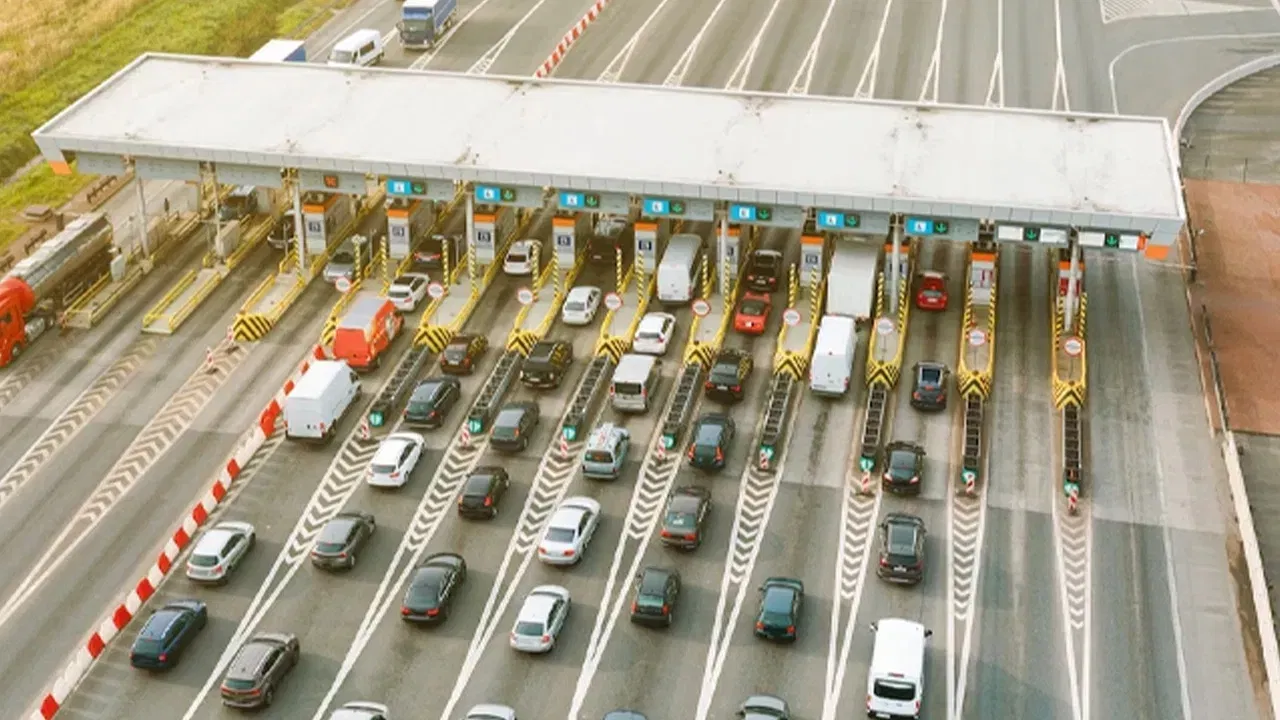 फास्टॅगचा प्रभाव: देशातील 98% पेक्षा जास्त वाहने आता फास्टॅगचा वापर करत आहेत. यामुळे टोल वसुलीमध्ये पारदर्शकता आली असून वसुलीचा खर्चही कमी झाला आहे. 2024-2025 मध्ये फास्टॅगद्वारे 72390 कोटी रुपयांची वसुली झाली आहे.