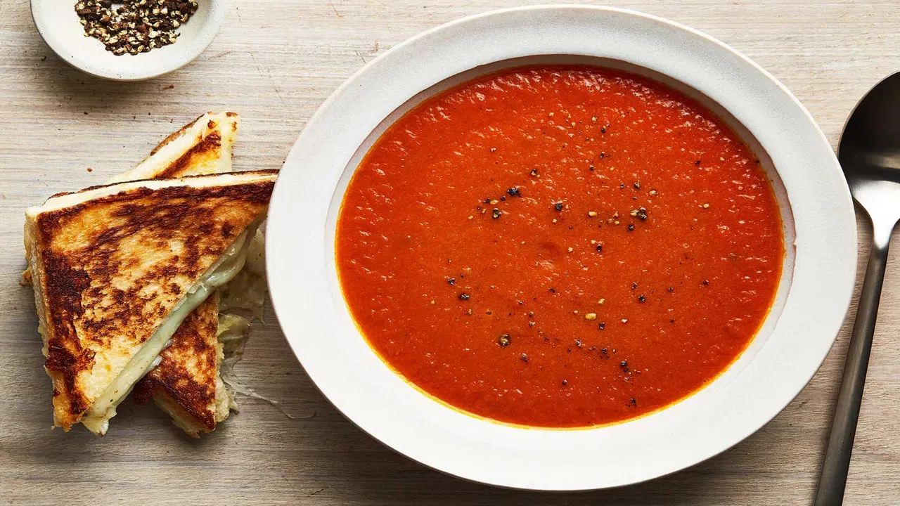 टोमॅटो सूपमधील अँटीऑक्सिडंट्स: टोमॅटो सूपमध्ये 'लायकोपीन' नावाचे शक्तिशाली अँटीऑक्सिडंट असते, जे हृदयाचे आरोग्य सुधारण्यास आणि त्वचेला टवटवीत ठेवण्यास मदत करते.