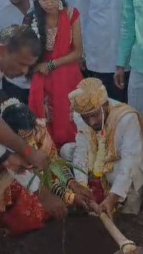 करमाळ्यात नवदाम्पत्याच्या हस्ते वृक्षारोपण.