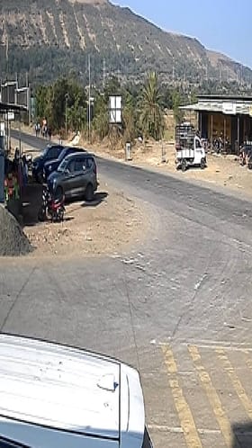  आयशर ट्रक स्लीप होऊन दुकानात घुसला.