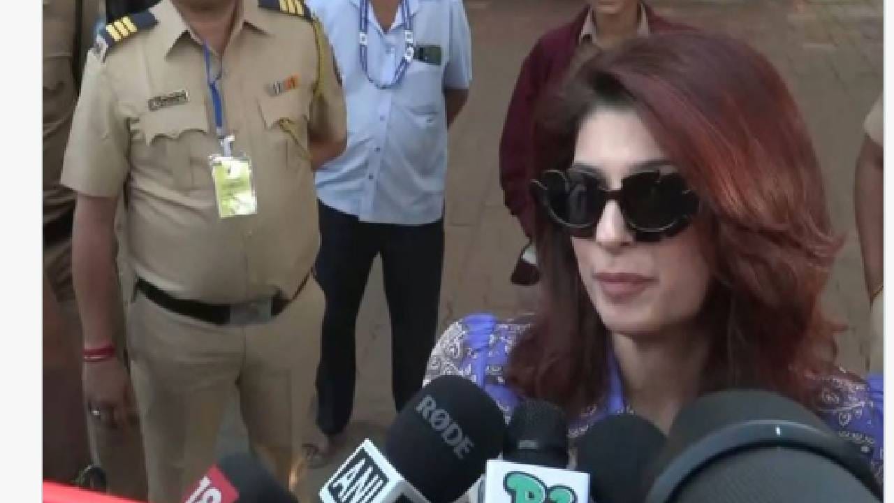 बॉलिवूडमधील अभिनेत्री आणि लेखिका ट्विंकल खन्ना हिनेही महाराष्ट्र महापालिकांसाठी मुंबईत आज मतदानाचा अधिकार बजावला.