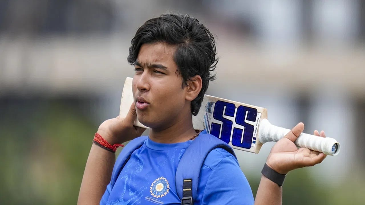 वैभव सूर्यवंशी दक्षिण आफ्रिकेविरुद्धच्या पहिल्या सामन्यात मैदानात उतरताच इतिहास घडवला. वैभव सर्वात युवा कर्णधार ठरला. तसेच भारताने हा पहिला सामना जिंकला. यासह वैभवने आणखी एक वर्ल्ड रेकॉर्ड आपल्या नावावर केला. वैभव टीमला एकदिवसीय सामना जिंकवणारा सर्वात युवा कर्णधार ठरला आहे. अंडर 19 टीम इंडियाने दक्षिण आफ्रिकेला पराभूत केलं. यासह वैभवच्या नावावर हा महारेकॉर्ड झाला.   (Photo Credit : PTI)