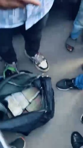 उल्हासनगरमध्ये भरारी पथकाने पैशांनी भरलेली बॅग पकडली.