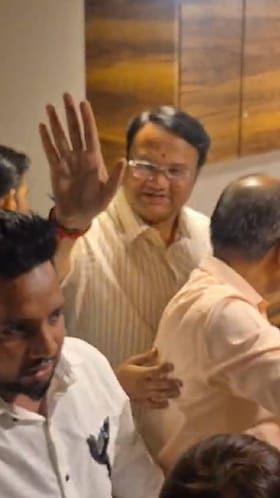 उल्हासनगरातील शिवसेना जनसंपर्क कार्यालयात भाजप आमदारांनी गोंधळ घातला.