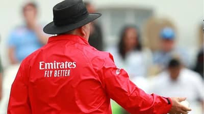 Cricket : विजयासाठी 1 चेंडूत 4 धावांची गरज, शेवटच्या बॉलवर काय झालं? पाहा व्हीडिओ