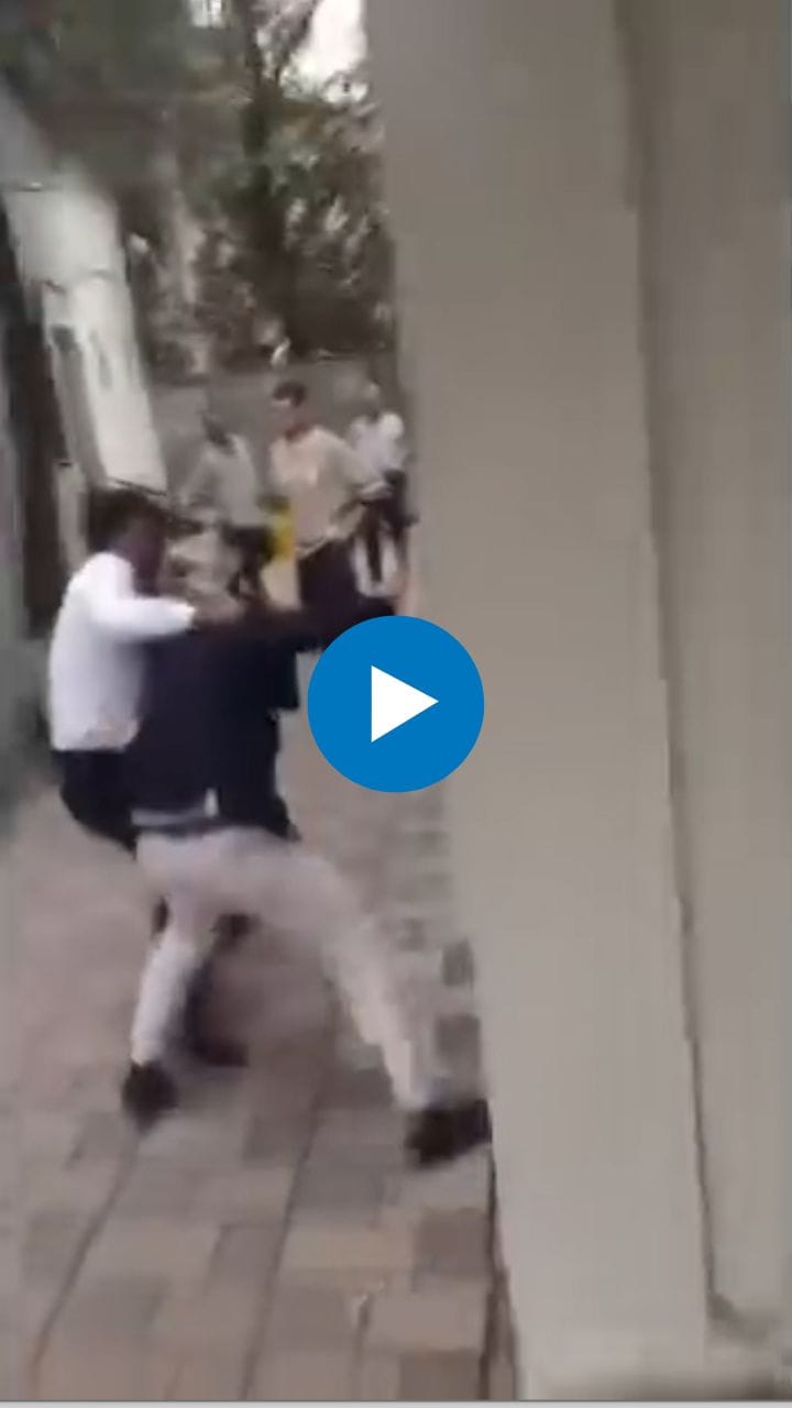 वकीलांची फ्री स्टाईल हाणामारी! अंधेरी कोर्टातला व्हिडीओ व्हायरल