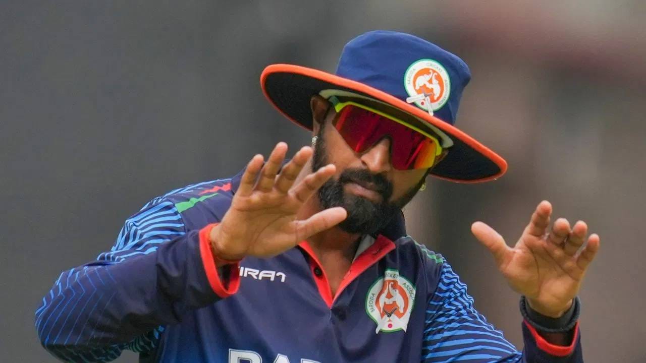 बडोद्याकडून मग कर्णधार कृणाल पंड्या उतरला आमि त्याने 63 चेंडूत नाबाद 109 धावांची खेळी केली. यात 18 चौकार आणि 1 षटकार मारला. यावेळी त्याचा स्ट्राईक रेट 173.03चा होता. कृणाल पंड्याने लिस्ट ए क्रिकेटमध्ये तिसऱ्यांदा शतक ठोकलं आहे.  (PHOTO CREDIT- PTI)