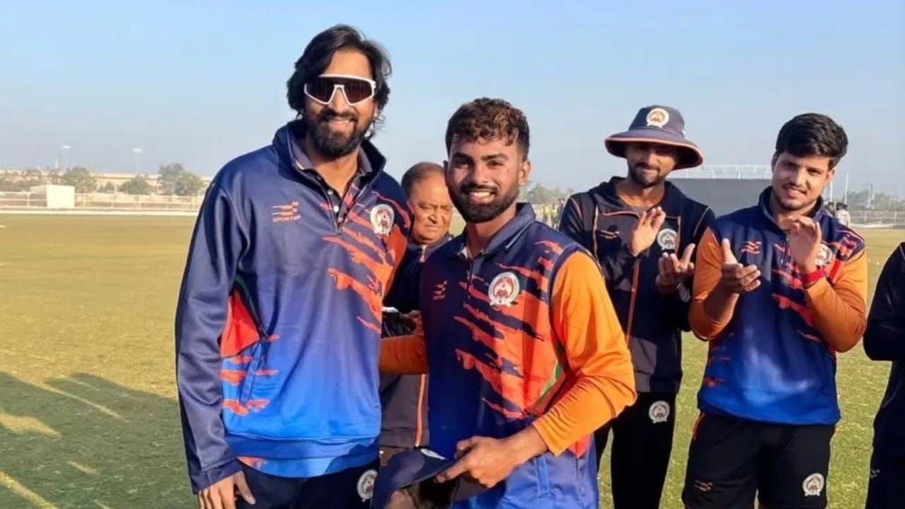 विजय हजारे ट्रॉफी 2025-26 स्पर्धेत एका विश्वविक्रमाची नोंद झाली आहे. लिस्ट ए क्रिकेटमध्ये यापूर्वी असं कधीच घडलं नव्हतं. चौथ्या फेरीत बडोदा आणि हैदराबाद हे संघ आमनेसामने आले होते. या सामन्यात पाच फलंदाजांनी शतक ठोकलं. (PHOTO CREDIT- INSTAGRAM)