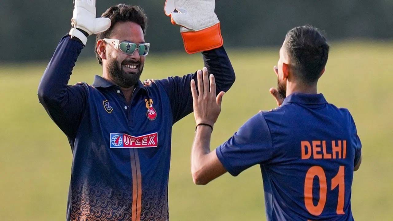 विजय हजारे ट्रॉफीत उपांत्यपूर्व फेरीचे सामना दिल्ली आणि विदर्भ यांच्यात होणार आहे. तर पंजाब आणि मध्य प्रदेश यांच्यात सामना होणार आहे. त्यामुळे या सामन्यातून कोणते दोन संघ उपांत्य फेरी गाठतात हे पाहणं औत्सुक्याचं ठरणार आहे.  (PC-PTI)