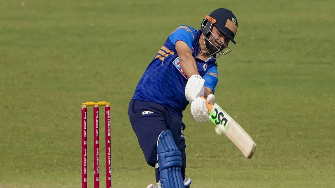 उत्तर प्रदेशने सौराष्ट्रविरुद्धच्या सामन्यात 50 षटकात 310 धावा केल्या. पण असं असूनही रिंकु सिंहच्या संघाला 17 धावांनी पराभवाचं तोंड पाहावं लागलं. कारण या सामन्याचा निकालही व्हीजेडी मेथडने काढला गेला. या सामन्यातही पावसाने हजेरी लावली. सौराष्ट्रने 40.1 षटकात 3 गडी गमवून 238 धावा केल्या होत्या. (PC-PTI)