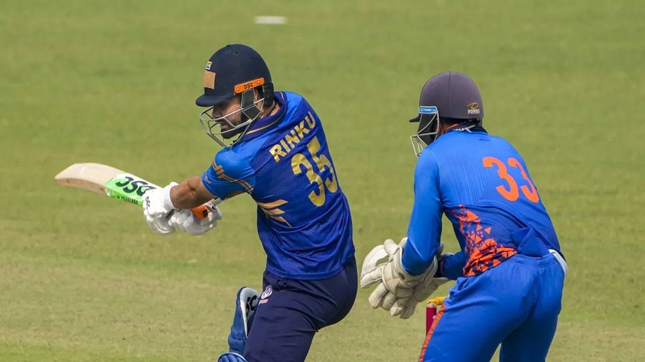 रिंकु सिंह नेतृत्वात खेळणाऱ्या उत्तर प्रदेश संघाला या निकालामुळे धक्का बसला आहे. कारण या संघाने साखळी फेरीत सलग सात सामने जिंकले होते. पण बाद फेरीत व्हीजेडी मेथडमुळे पराभवाचं तोंड पाहावं लागलं. या सामन्यात रिंकु सिंहने 13 धावांची खेळी केली. तर समीर रिझवी नाबाद 88 धावा राहिला आणि त्यामुळे 300 पार धावा झाल्या. (PC-PTI)