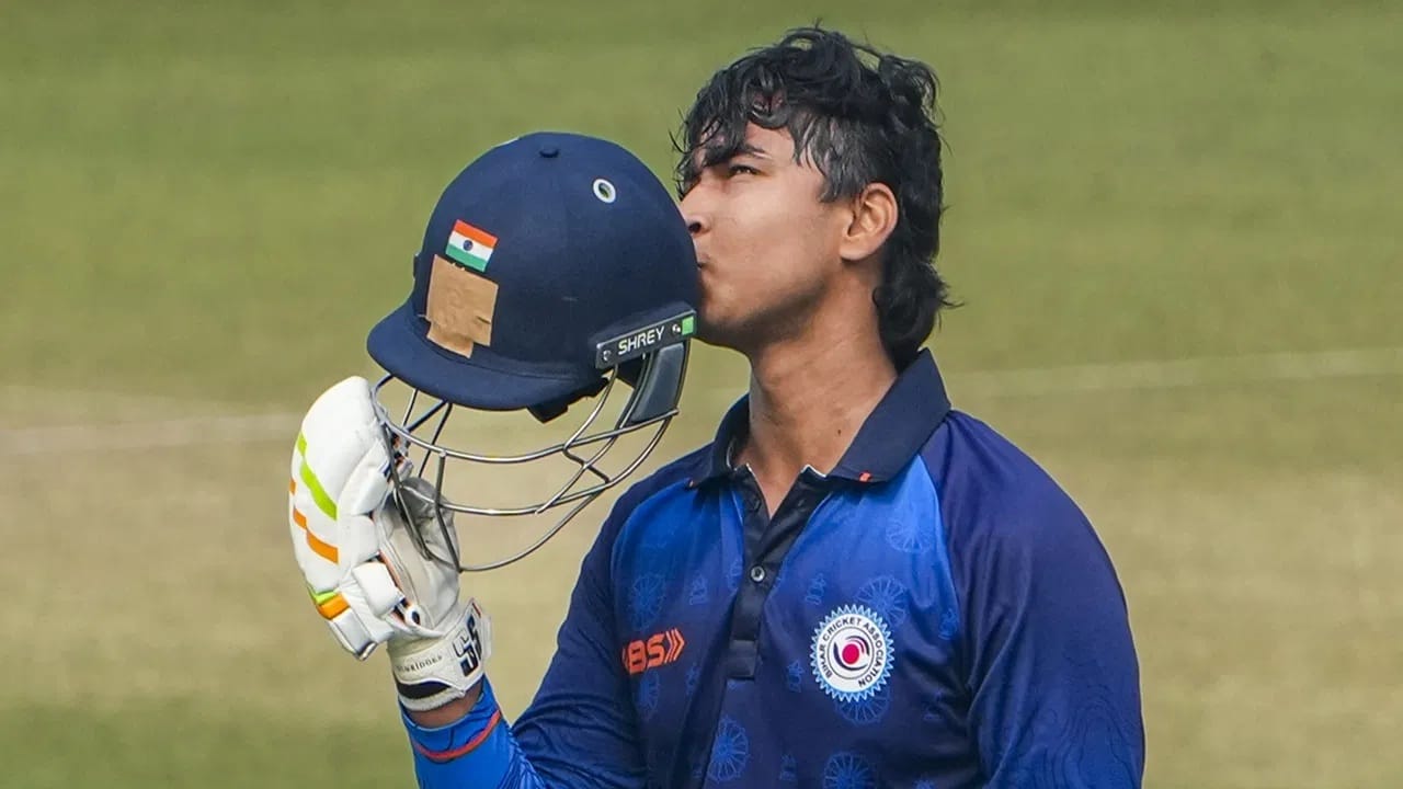 क्रोएशियाच्या झॅक वुकुसिक (Zach Vukusic) हा क्रिकेट विश्वातील सर्वात युवा कर्णधार आहे. झॅकने वयाच्या 17 वर्ष 311 व्या दिवशी टी 20i सामन्यात सायप्रस विरुद्ध नेतृत्व केलं होतं. आता वैभव शनिवारी झॅकचा वर्ल्ड रेकॉर्ड मोडीत काढेल. (Photo Credit: PTI)