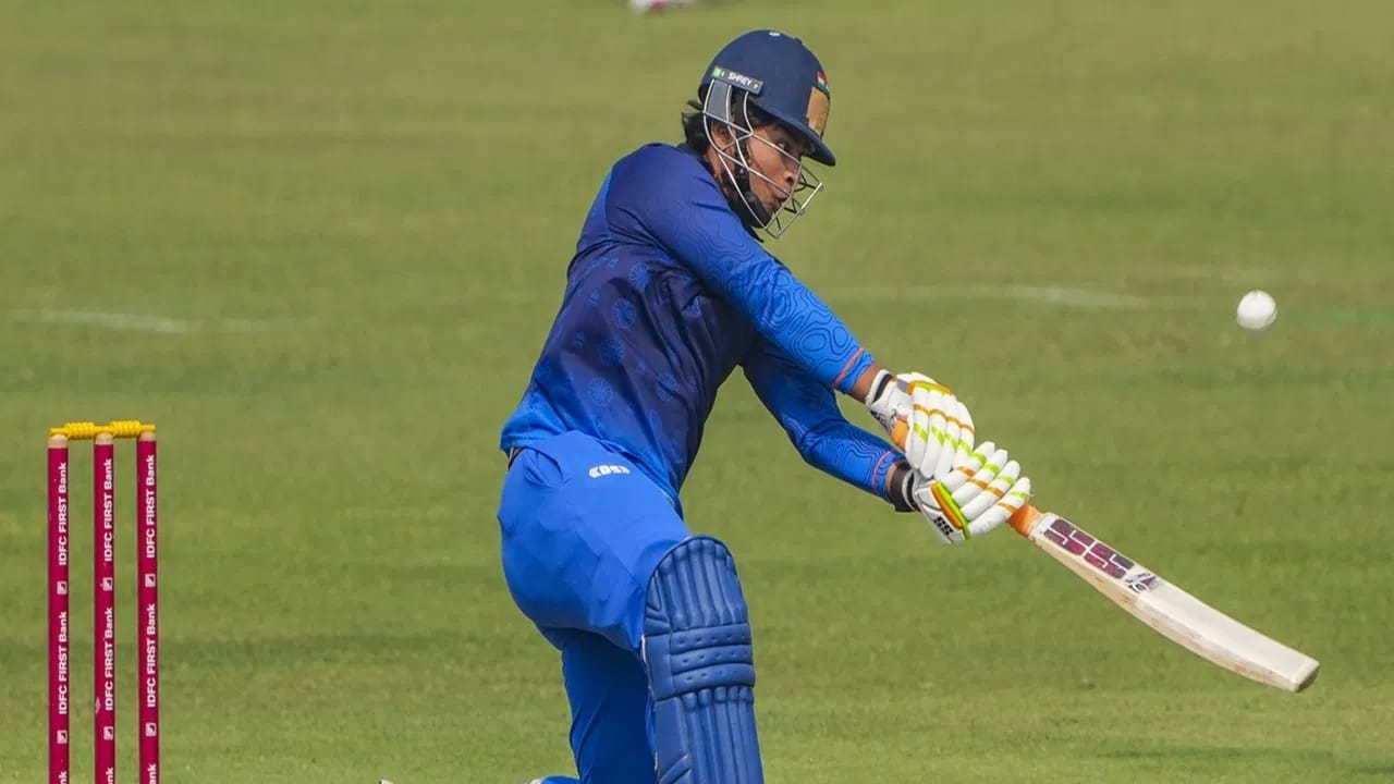 वैभव 2026 या वर्षातील पहिल्याच सामन्यात वर्ल्ड रेकॉर्ड ब्रेक करणार आहे. वैभव मैदानात उतरताच ऐतिहासिक कामगिरी करणार आहे. शनिवारी 3 जानेवारीपासून अंडर 19 इंडिया विरुद्ध दक्षिण आफ्रिका यांच्यात एकदिवसीय मालिका खेळवण्यात येणार आहे. (Photo Credit: PTI)