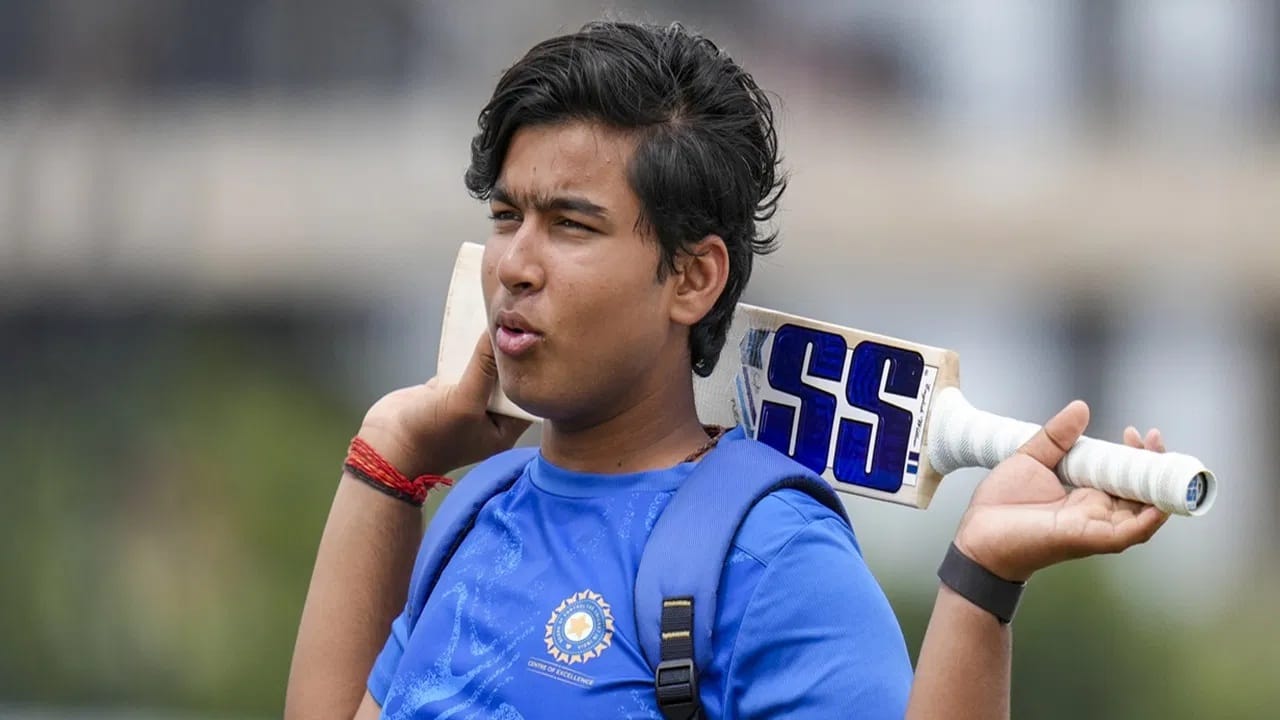 अंडर 19 टीम इंडिया वैभवच्या नेतृत्वात आणि दक्षिण आफ्रिकेविरुद्ध एकूण 3 एकदिवसीय सामने खेळणार आहे. उभयसंघात 3 ते 7 जानेवारी दरम्यान या एकदिवसीय मालिकेचा थरार रंगणार आहे. (Photo Credit: PTI)