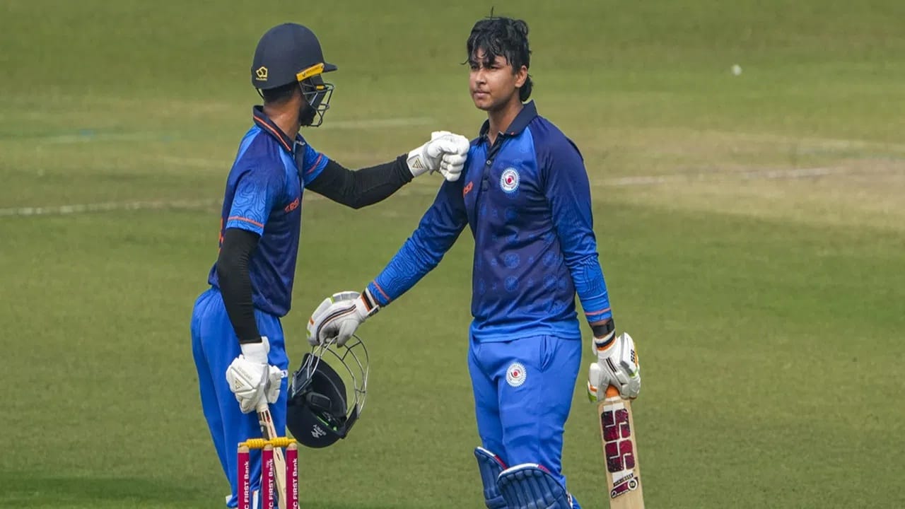 वैभव सूर्यवंशी या मालिकेत आयुष म्हात्रे याच्या अनुपस्थितीत अंडर 19 टीम इंडियाचं नेतृत्व करणार आहे. वैभव पहिल्या सामन्यात टॉससाठी मैदानात येताच अंडर 19 संघाचा सर्वात युवा कर्णधार ठरेल. आयुषला दुखापतीमुळे या मालिकेला मुकावं लागलं आहे. (Photo Credit: PTI)