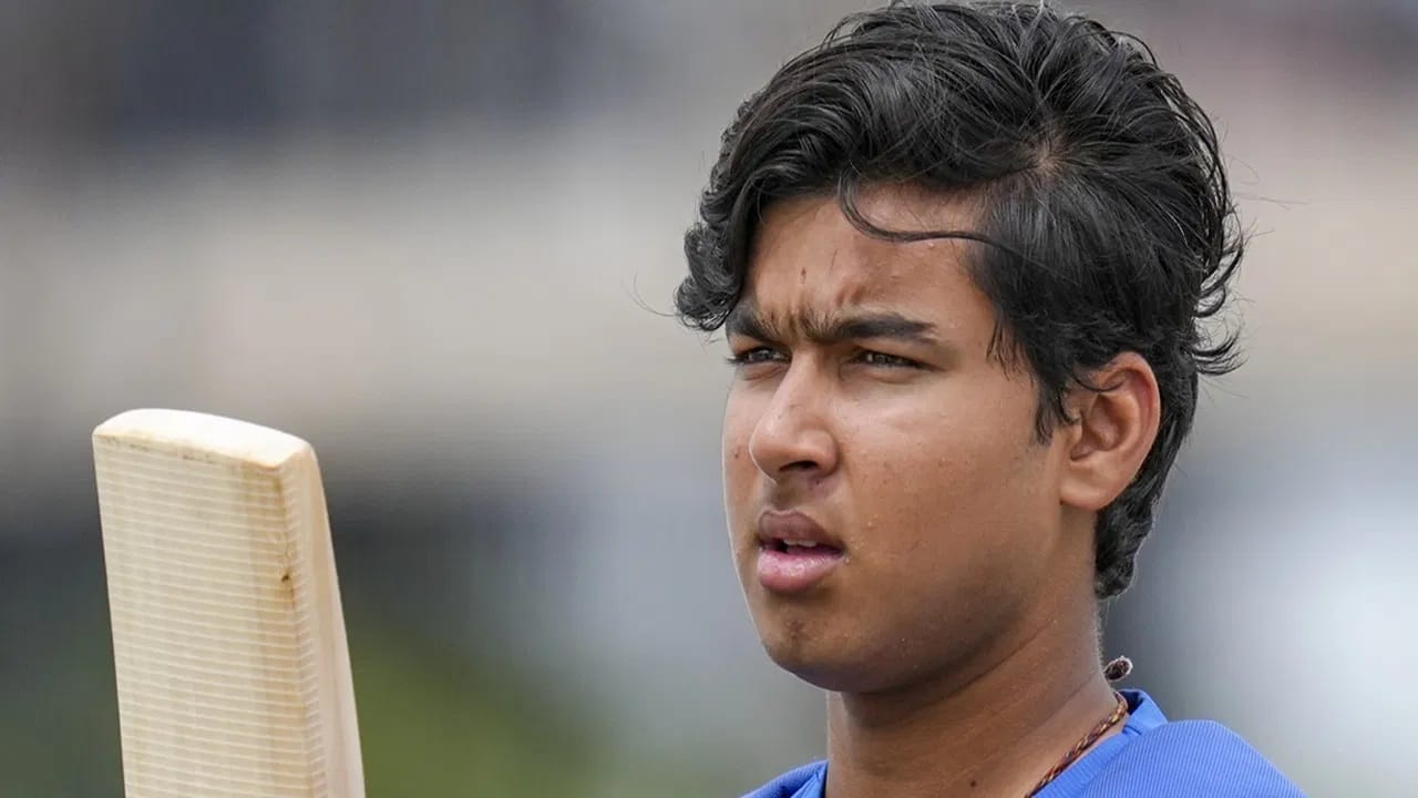 भारताने पहिल्या सामन्यात 50 ओव्हरमध्ये 300 धावा केल्या. दक्षिण आफ्रिकेला प्रत्युत्तरात 27.4 ओव्हरमध्ये 148 धावा करता आल्या. डकवर्थ लुईस नियमानुसार भारताने हा सामना 25 धावांनी जिंकला. (Photo Credit :PTI)