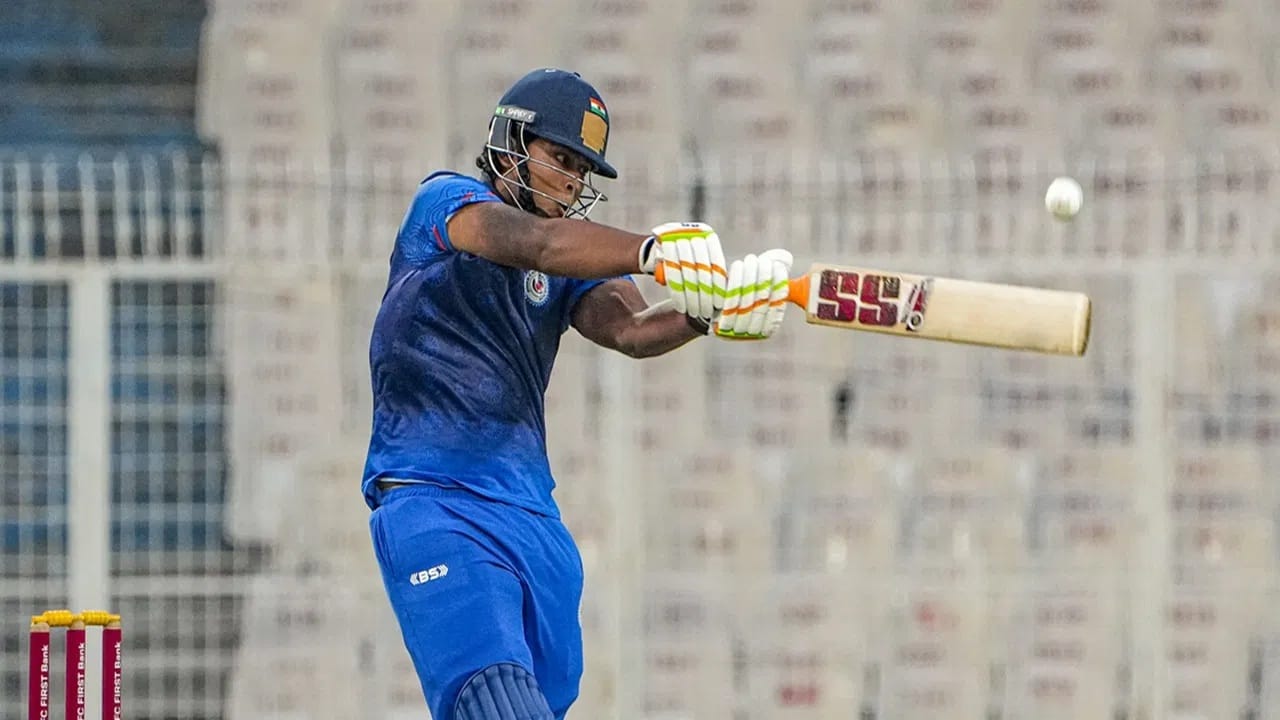 अंडर 19 टीम इंडियाने दक्षिण आफ्रिकेविरुद्धचा सामना जिंकताच वैभव सूर्यवंशी वयाच्या 14 व्या वर्षी यूथ वनडे मॅच जिंकणारा युवा कर्णधार ठरला. वैभवने यासह पाकिस्तानच्या अहमद शहजाद याचा वर्ल्ड रेकॉर्ड ब्रेक केला. अहमदने पाकिस्तानला वयाच्या 15 वर्ष 141 व्या दिवशी पहिला सामना जिंकून दिला होता. (Photo Credit : PTI)