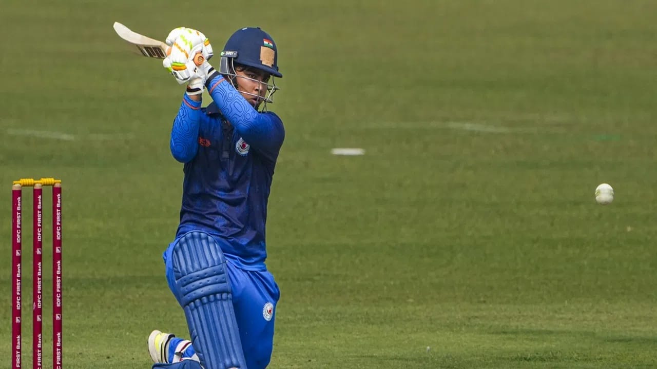 वैभव सूर्यवंशी याने 2025 वर्ष गाजवलं. वैभवने कमी वयात अनुभवी फलंदाजांना लाजवेल अशी कामगिरी करुन दाखवली. आता नववर्ष सुरु झालंय. वैभवच्या निशाण्यावर मोठा विक्रम आहे. (Photo Credit: PTI)