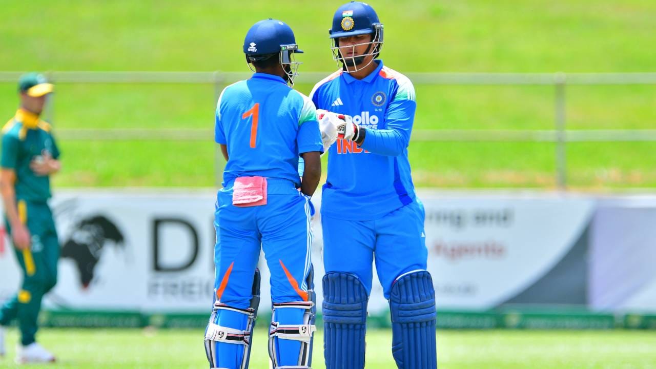 14 वर्षीय वैभव सूर्यवंशी जबरदस्त फॉर्मात आहे. नुकत्याच पार पडलेल्या दक्षिण अफ्रिकेविरुद्धच्या वनडे मालिकेत त्याने कमाल केली. या मालिकेत चौकार आणि षटकारांचा वर्षाव केला. तसेच एक शतक आणि अर्धशतक ठोकलं. त्याच्या नेतृत्वात दक्षिण अफ्रिकेला 3-0 ने मात दिली.  (Photo- BCCI Twitter)