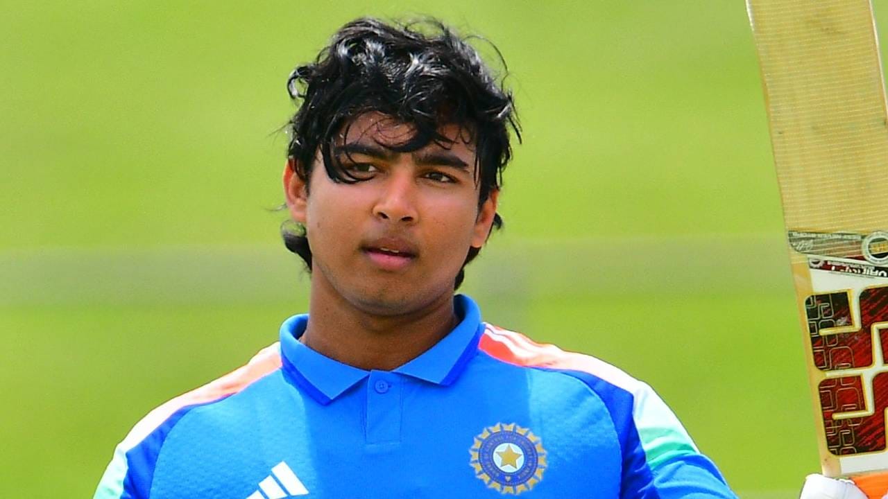 अंडर 19 वनडे वर्ल्डकप स्पर्धा 2026 ही 15 जानेवारीपासून सुरु होणार आहे. भारताचा पहिलाच सामना अमेरिकेशी होणार आहे. या सामन्यासाठी कर्णधार आयुष म्हात्रेच्या नेतृत्वात संघ सज्ज आहे. दुसरीकडे फॉर्मात असलेल्या उपकर्णधार वैभव सूर्यवंशीकडेही नजरा असणार आहे.(Photo: BCCI Twitter)