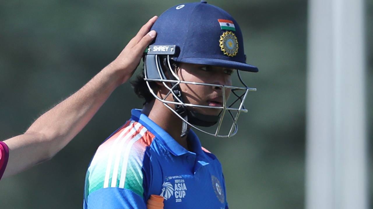 वैभव सूर्यवंशीने अमेरिकेविरुद्ध नितीश सुदिनीला बाद केले. यासोबतच वैभव अंडर 19 विश्वचषकाच्या इतिहासात विकेट घेणारा सर्वात तरुण गोलंदाज बनला. यापूर्वी यूथ वनडेत शतकी खेळी करणारा वैभव सूर्यवंशी हा सर्वात कमी वयाचा कर्णधार ठरला होता. त्याने दक्षिण अफ्रिकेविरुद्ध तिसऱ्या वनडे सामन्यात 74 चेंडूत 127 धावा केल्या होत्या. (Photo: BCCI Twitter)