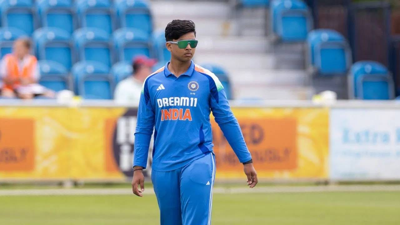 वैभव सूर्यवंशीच्या नेतृत्वात दक्षिण आफ्रिकेच्या अंडर 19 संघाला तीन सामन्यांच्या एकदिवसीय मालिकेत क्लीन स्वीप केले. यासह वैभवने 13 वर्षे जुना विक्रम मोडून इतिहास रचला आहे. द्विपक्षीय अंडर 19 वनडे मालिकेत क्लीन स्वीप देणार सर्वात तरुण भारतीय कर्णधार बनला आहे. त्याने उन्मुक्त चंदचा विक्रम मोडला आहे. तेव्हा तो 17 वर्षांचा होता. (Photo- BCCI Twitter)