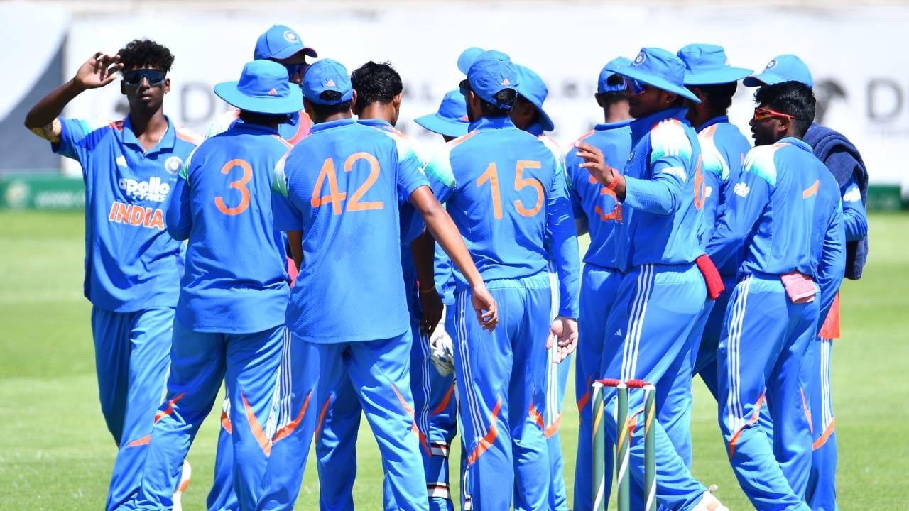 भारत आणि दक्षिण अफ्रिका यांच्यातील तिसऱ्या वनडे सामन्यात भारताने 233 धावांनी विजय मिळवला. या सामन्यात भारताने 50 षटकात 7 गडी गमवून 393 धावा केल्या. तर दक्षिण अफ्रिकेला 160 धावांवर गुंडाळलं. यासह तीन सामन्यांची मालिका 3-0 ने जिंकली. (Photo- BCCI Twitter)