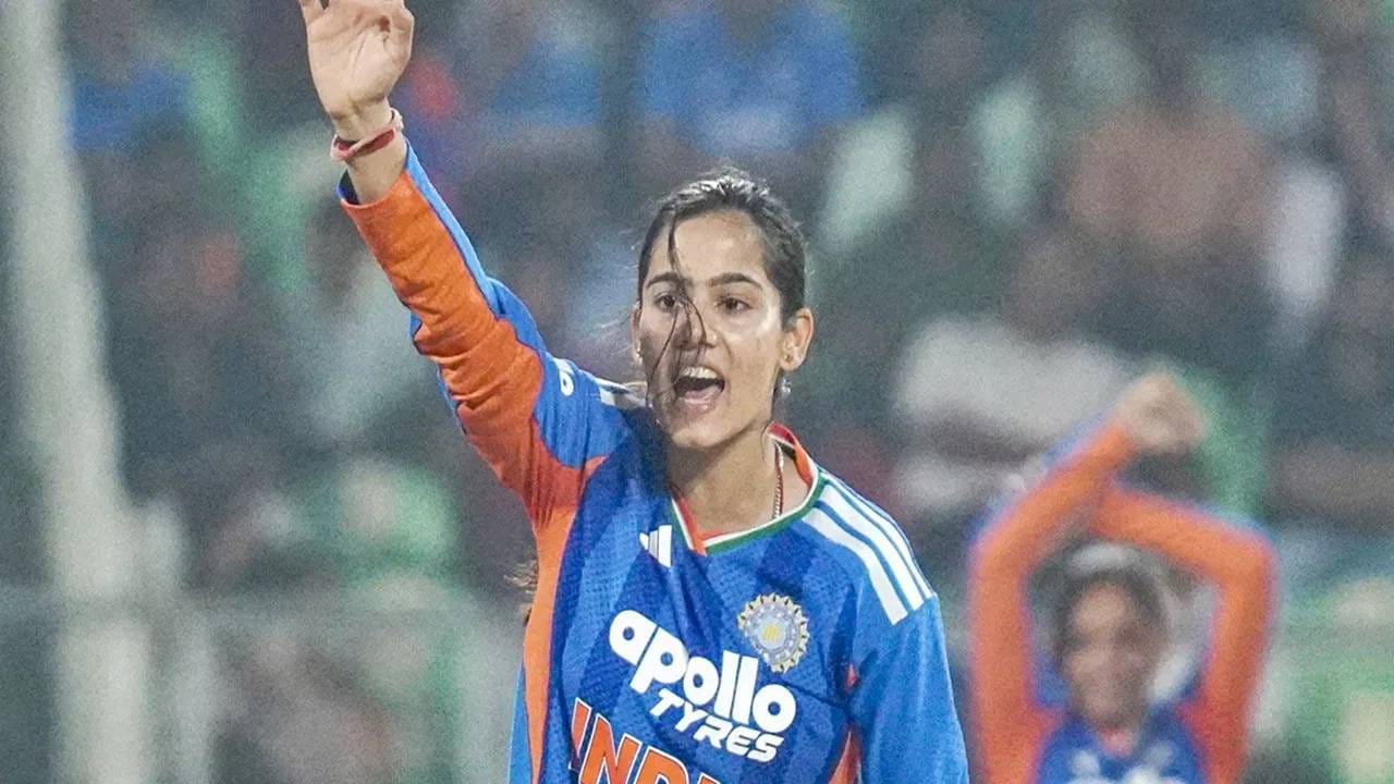 अंडर 19 वर्ल्डकप विजयात वैष्णवी शर्माचं योगदान राहीलं आहे. वैष्णवीने 7 सामन्यात 17 विकेट घेतल्या होत्या. अंडर 19 वर्ल्डकप स्पर्धेत सर्वाधिक विकेट घेणारी गोलंदाज ठरली होती. (Photo- PTI)