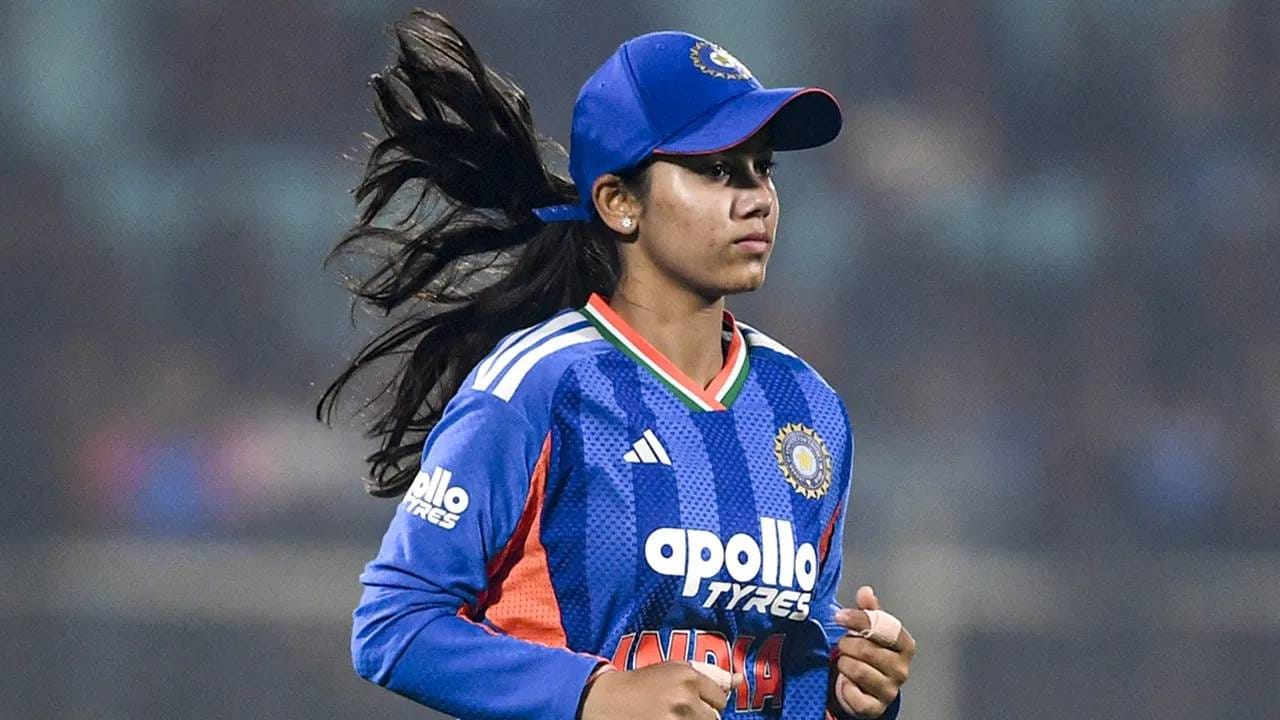 मुंबई इंडियन्सची विकेटकपीर कमलिनीला दुखापत झाली आहे. त्यामुळे ती या स्पर्धेला मुकली आहे. असं असताना तिच्या जागी मुंबई इंडियन्सने फिरकीपटू वैष्णवी शर्माची नियुक्ती केली आहे. (Photo- PTI)