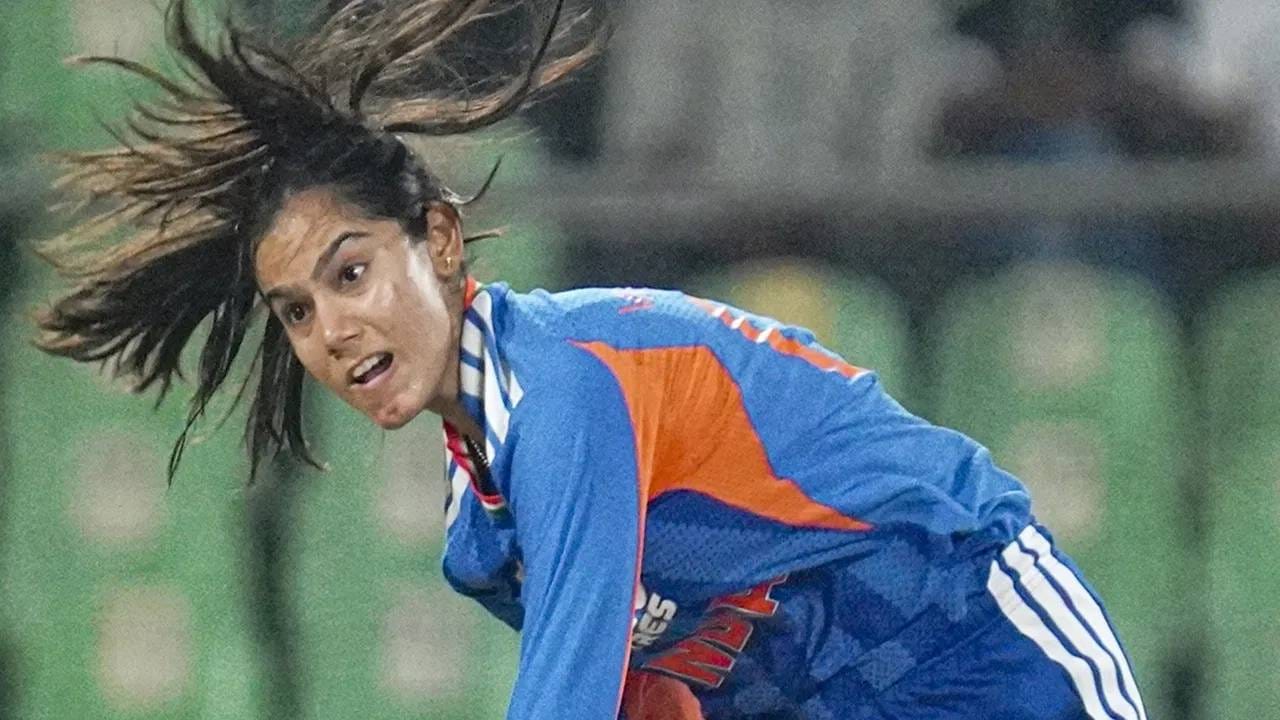 श्रीलंकेविरुद्ध टी20 मालिकेत पदार्पण करणाऱ्या वैष्णवी शर्माचं नशिब उघडलं आहे. कारण फिरकीपटू वैष्णवी शर्माला वुमन्स प्रीमियर लीग 2026 स्पर्धेत खेळण्याची संधी मिळाली आहे. वैष्णवीला मुंबई इंडियन्सने जी कमलिनीच्या जागी निवडलं आहे. (Photo- PTI)