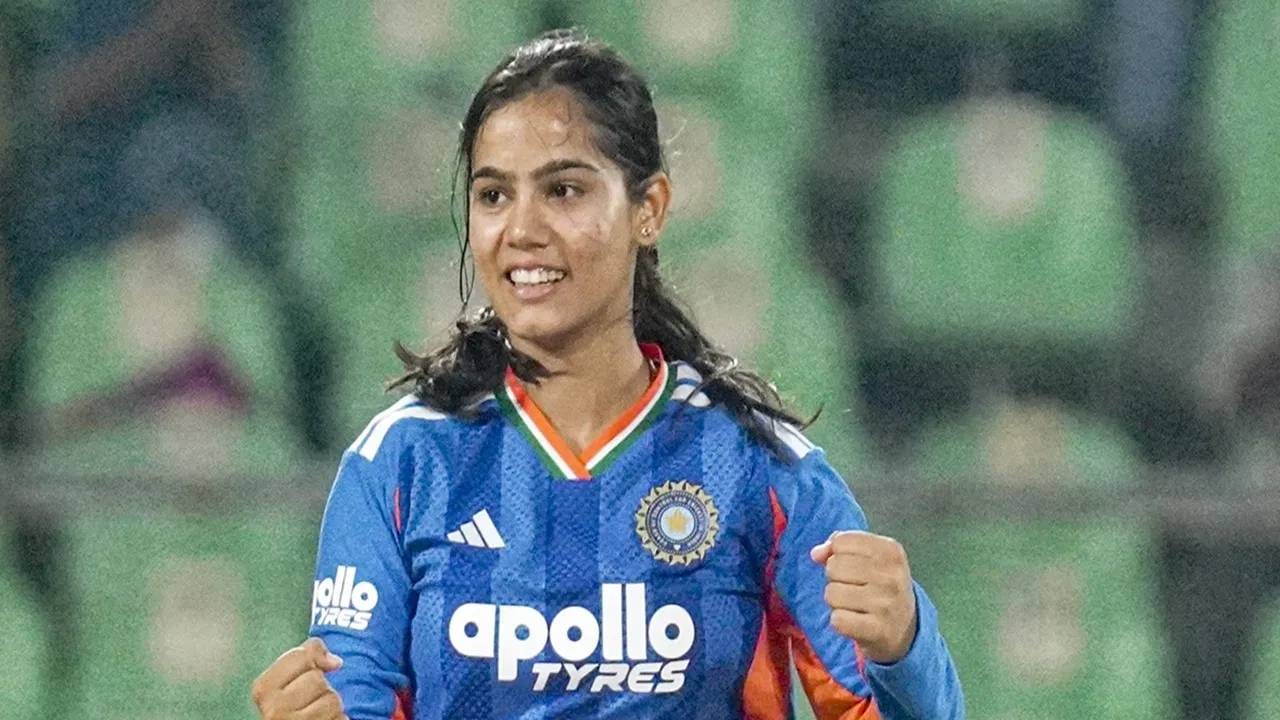 वैष्णवी शर्मा मध्य प्रदेशच्या चंबलमध्ये राहणारी आहे. तिचे वडील नरेंद्र शर्मा व्यवसायाने ज्योतिष आहे. वैष्णवीने 2017 मध्ये मध्य प्रदेशच्या अंडर 16 संघातून खेळण्यास सुरुवात केली. 2022 मध्ये वैष्णवी देशांतर्गत क्रिकेटमध्ये सर्वाधिक विकेट घेणारी गोलंदाज ठरली होती. (Photo- PTI)