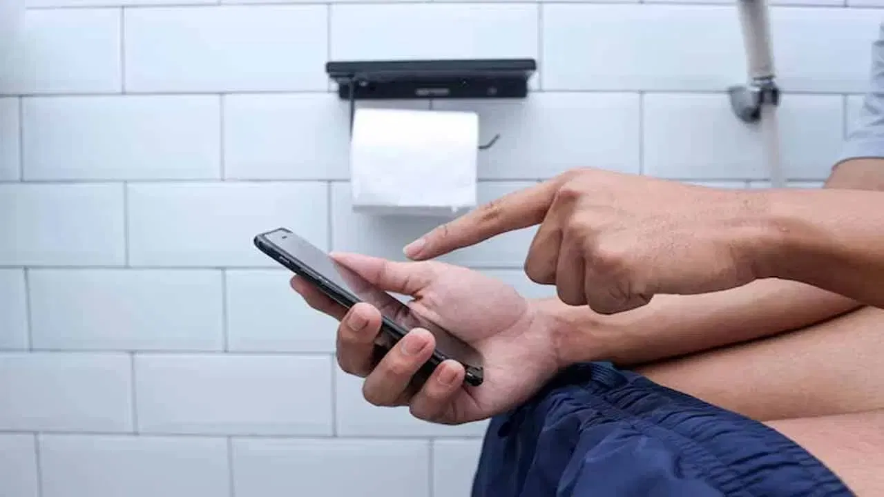 तुम्हीही टॉयलेटमध्ये फोन वापरता का? ही सवय ताबडतोब बदलून टाका, नाहीतर शरीर आजारांचे घर बनून जाईल तुम्हीही टॉयलेटमध्ये फोन वापरता का? ही सवय ताबडतोब बदलून टाका, नाहीतर शरीर आजारांचे घर बनून जाईल