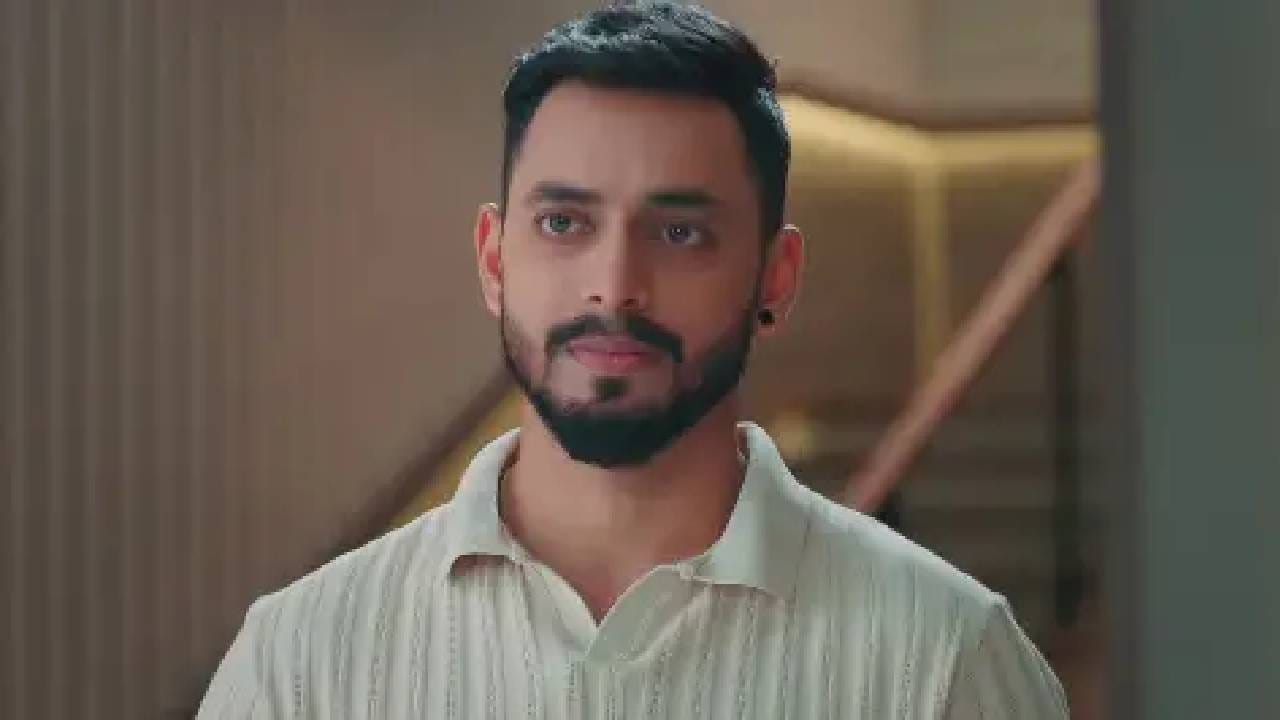 इतकंच नाही तर समर्थ थेट अंशुमनच्या कानाखाली वाजवतो. यानंतर अंशुमनला श्वेताची माफी मागायला भाग पाडलं जातं. तेव्हा तो गुडघ्यावर बसून, हात जोडून श्वेताची माफी मागतो. अंशुमनच्या मनात प्रचंड राग असला तरी त्याला भावाखातर नमतं घ्यावं लागत आहे. 
