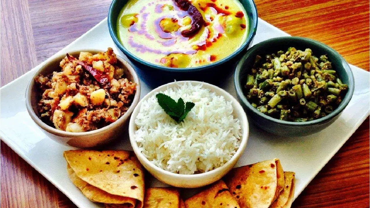 शाकाहाराचे अत्यल्प प्रमाण: अफगाणिस्तानमध्ये शुद्ध शाकाहारी लोकांचे प्रमाण अत्यंत कमी, म्हणजे 1% पेक्षाही कमी असल्याचा अंदाज आहे. तिथल्या आहारात मांसाहाराला अत्यंत महत्त्वाचे स्थान आहे.