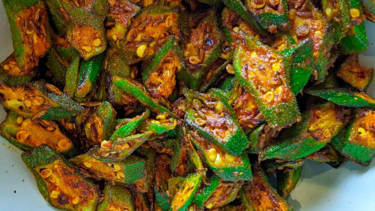 भिंडी मसाला : भेंडीची भाजी पाकिस्तानात खूप प्रसिद्ध आहे. विशेषतः 'अचारी भेंडी' किंवा कांदा वापरून बनवलेली 'दो प्याजा भेंडी' तिथे रोटीसोबत आवडीने खाल्ली जाते. सुक्या मसाल्यांमध्ये परतलेली कुरकुरीत भेंडी हे तिथल्या घराघरातील मुख्य जेवण आहे.