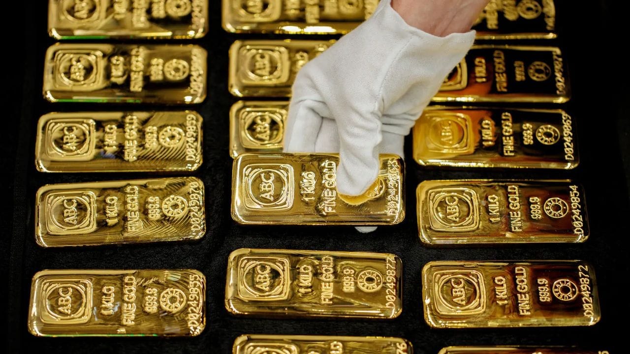 तर २२ कॅरेट सोन्याची किंमत साधारण ₹१६६ प्रति ग्रॅम आहे. ही किंमत एखाद्या चांगल्या हॉटेलमधील चहा किंवा कॉफीच्या बिलापेक्षाही कमी आहे. पण सोनं इतकं स्वस्त मिळणं हे व्हेनेझुएलाच्या श्रीमंतीचे लक्षण नसून, तिथल्या विस्कळीत झालेल्या अर्थव्यवस्थेचे लक्षण आहे.