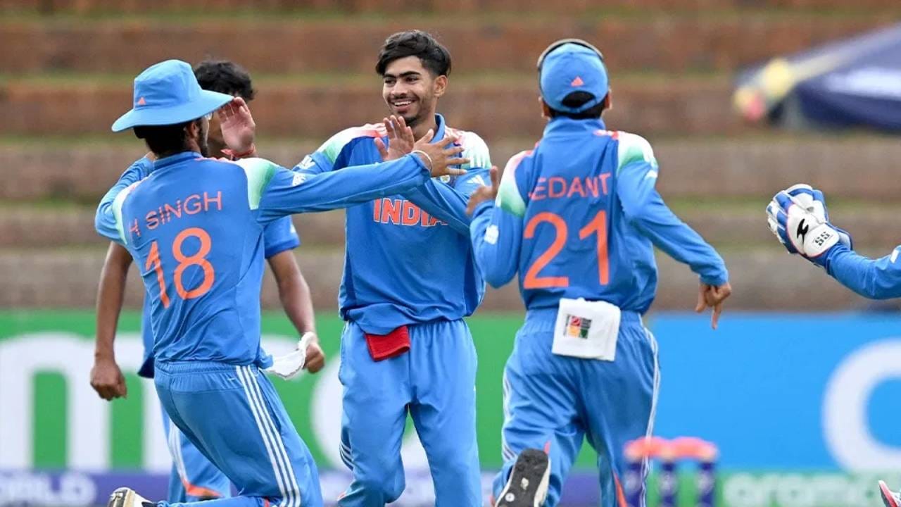 वैभव सूर्यवंशी आणि कर्णधार आयुष म्हात्रेकडून भारतीय क्रीडाप्रेमींना बऱ्याच अपेक्षा आहेत. वनडे वर्ल्डकप स्पर्धेत चांगली कामगिरी करत आहे. पण यात उपकर्णधार आणि मधल्या फळीतील फलंदाज विहान मल्होत्रा सरस ठरला. त्याने या स्पर्धेत भारतासाठी पहिलं शतक ठोकलं. त्याच्या नाबाद 107 धावांमुळे भारताने 352 धावांपर्यंत मजल मारली. (Photo: Johan Rynners-ICC/ICC via Getty Images)